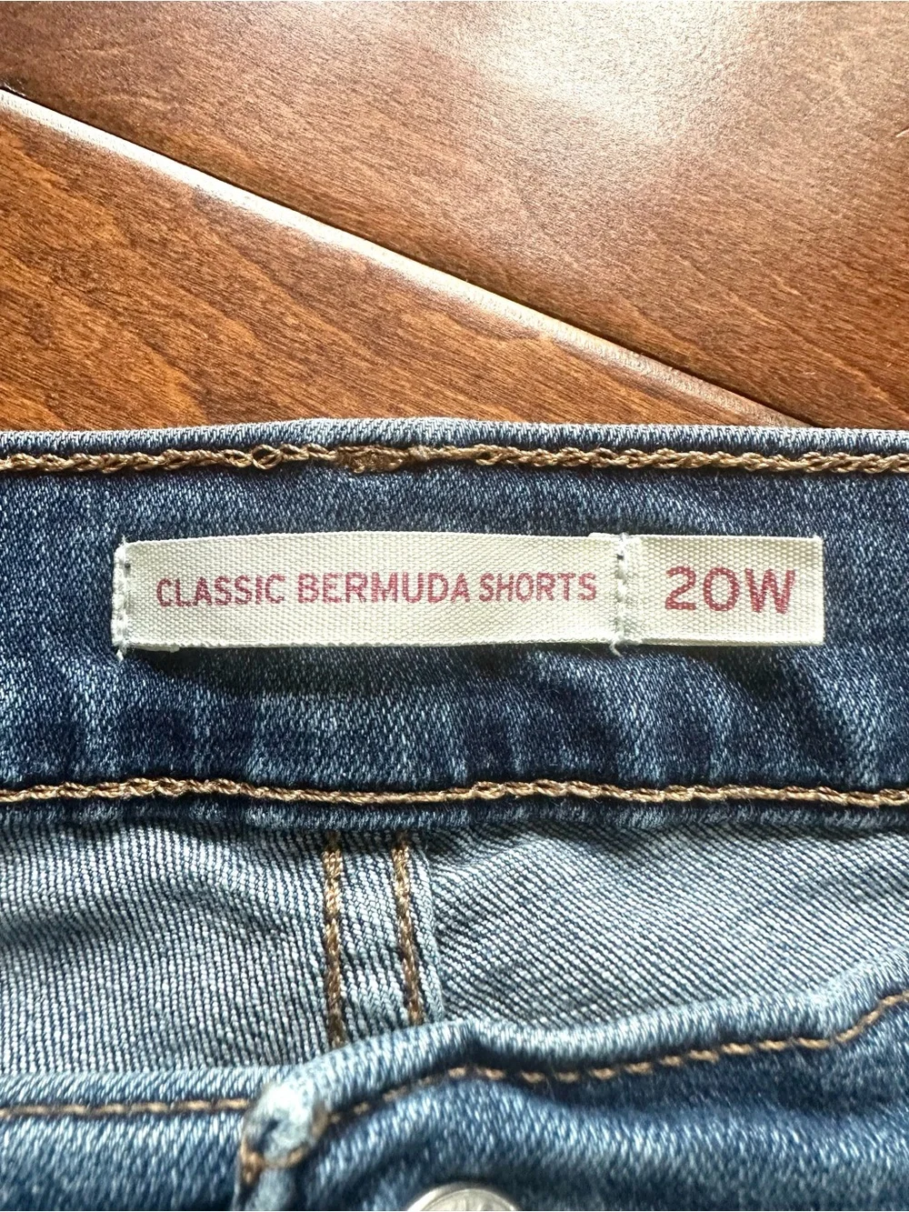Levi’s Classic Bermuda Shorts 20W Medium Wash Cuffed Stretch Denim